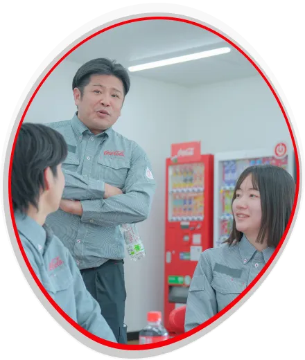 休憩中に談笑するスタッフたち